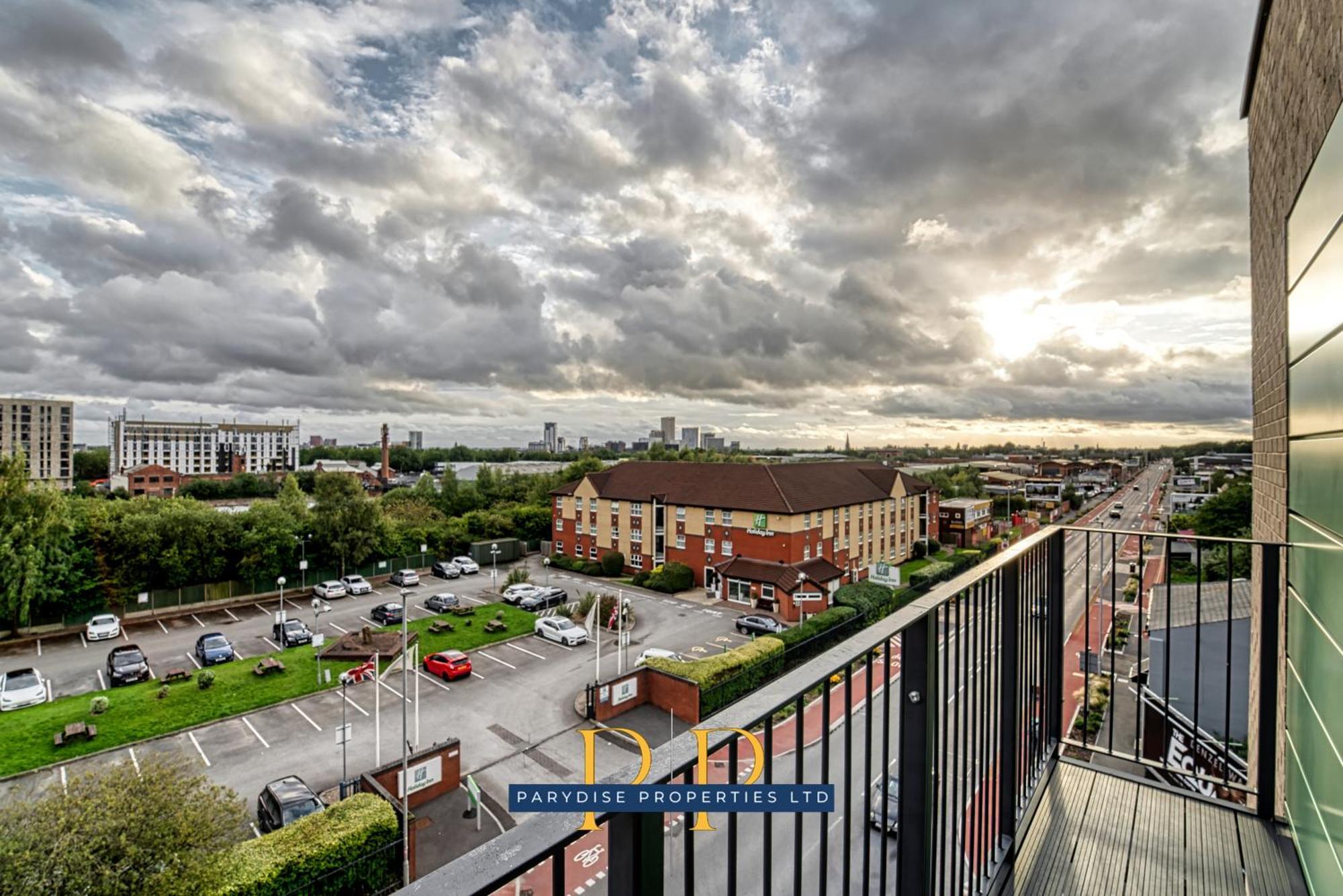 The Middlewood Plaza Suite - By Parydise Properties - Business Or Leisure Stays, Central Location, Sleeps 4, Salford Манчестер Экстерьер фото