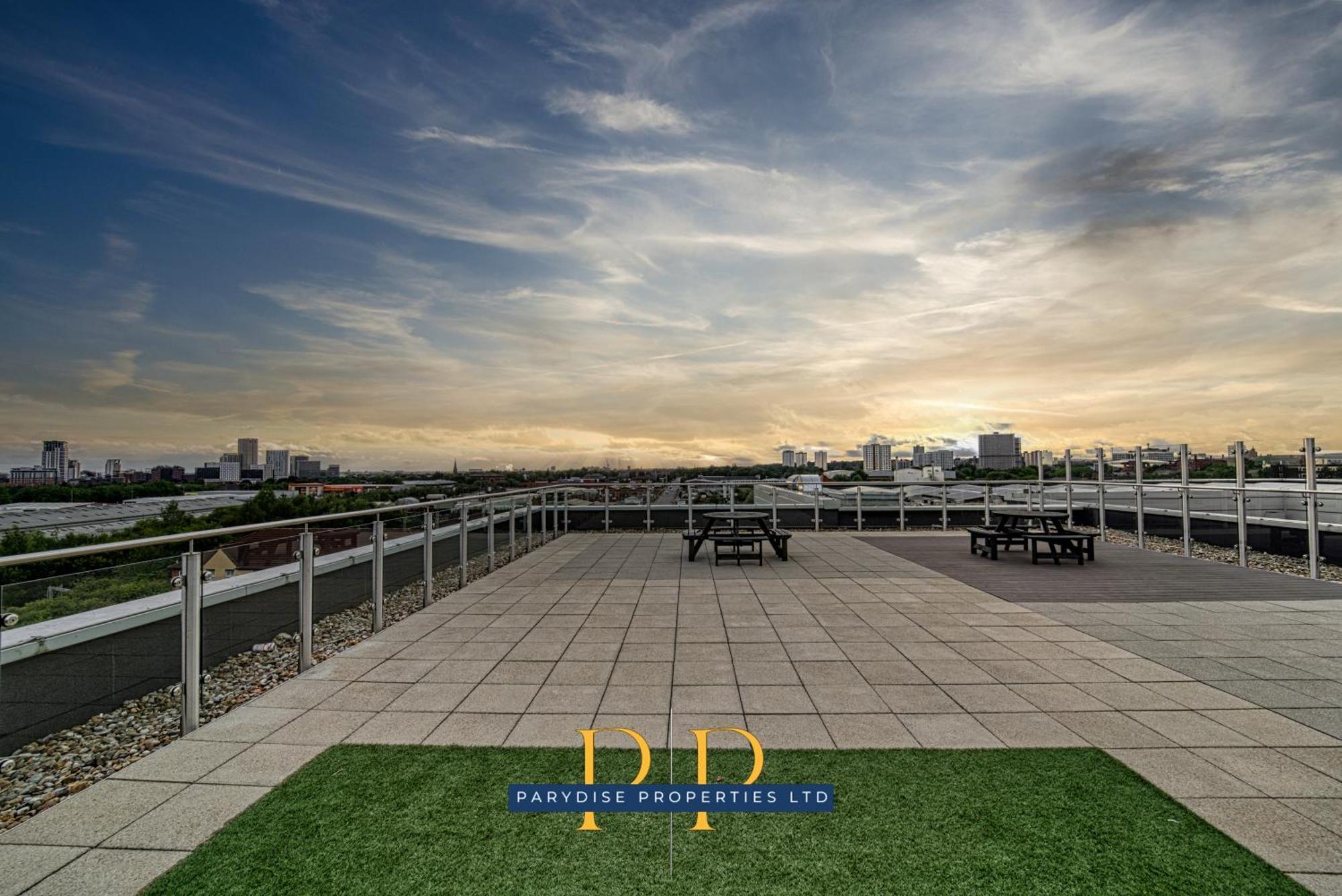 The Middlewood Plaza Suite - By Parydise Properties - Business Or Leisure Stays, Central Location, Sleeps 4, Salford Манчестер Экстерьер фото