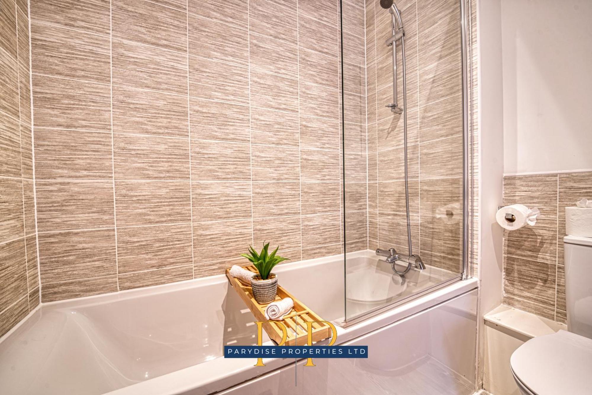 The Middlewood Plaza Suite - By Parydise Properties - Business Or Leisure Stays, Central Location, Sleeps 4, Salford Манчестер Экстерьер фото